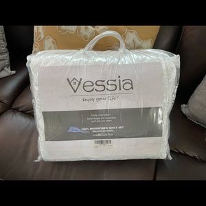 NWT white ruffled twin quilt